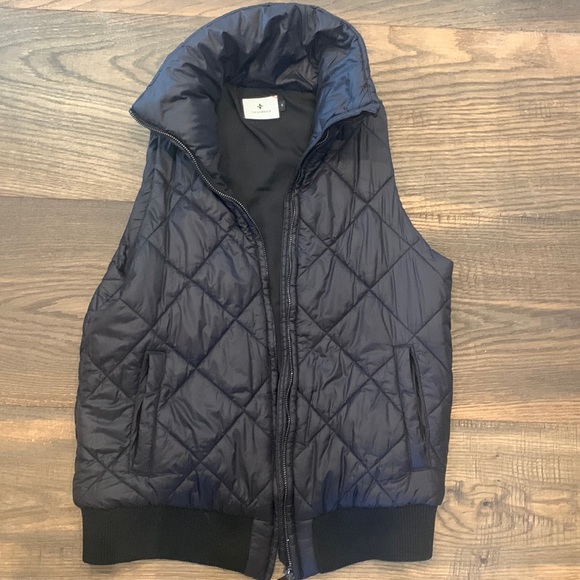 Tuckernuck Jackets & Blazers - Tuckernuck Pearl Jackson Quilted Vest